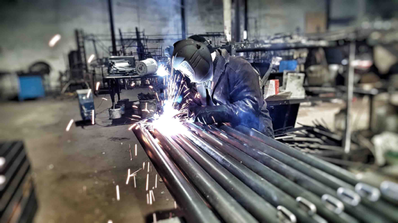 Какие материалы используют при изготовлении уличного спортивного оборудования в Вологде?